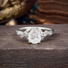 Vintage Minimalist 4-Prong Pear-Cut Moissanite Engagement Ring