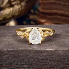 Vintage Minimalist 4-Prong Pear-Cut Moissanite Engagement Ring