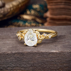 Vintage Minimalist 4-Prong Pear-Cut Moissanite Engagement Ring