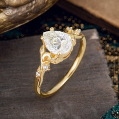 Vintage Minimalist 4-Prong Pear-Cut Moissanite Engagement Ring