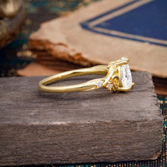 Vintage Minimalist 4-Prong Pear-Cut Moissanite Engagement Ring