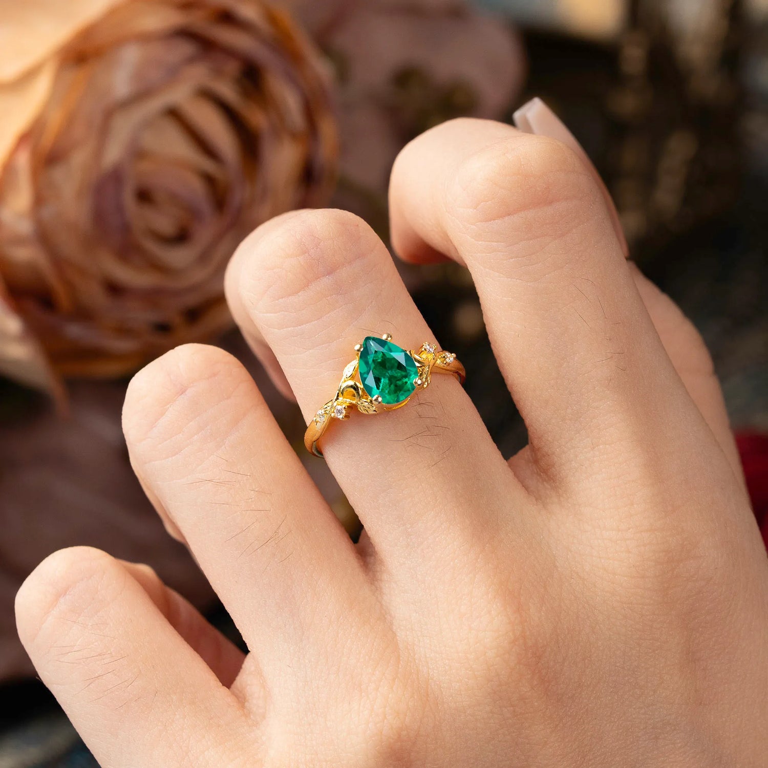 Vintage Minimalist 4-Prong Pear-Cut Emerald Engagement Ring