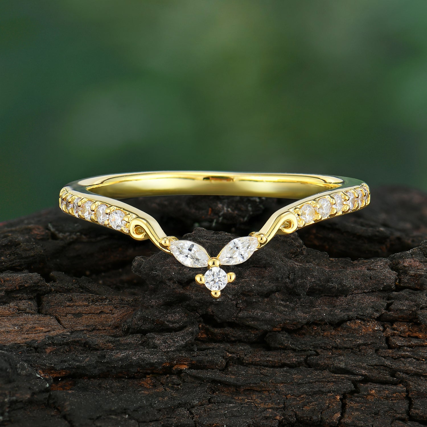 4 Prong Exquisite Minimalist Moissanite Curved Wedding Band