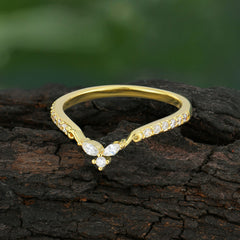 4 Prong Exquisite Minimalist Moissanite Engagement Ring