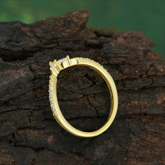 4 Prong Exquisite Minimalist Moissanite Engagement Ring
