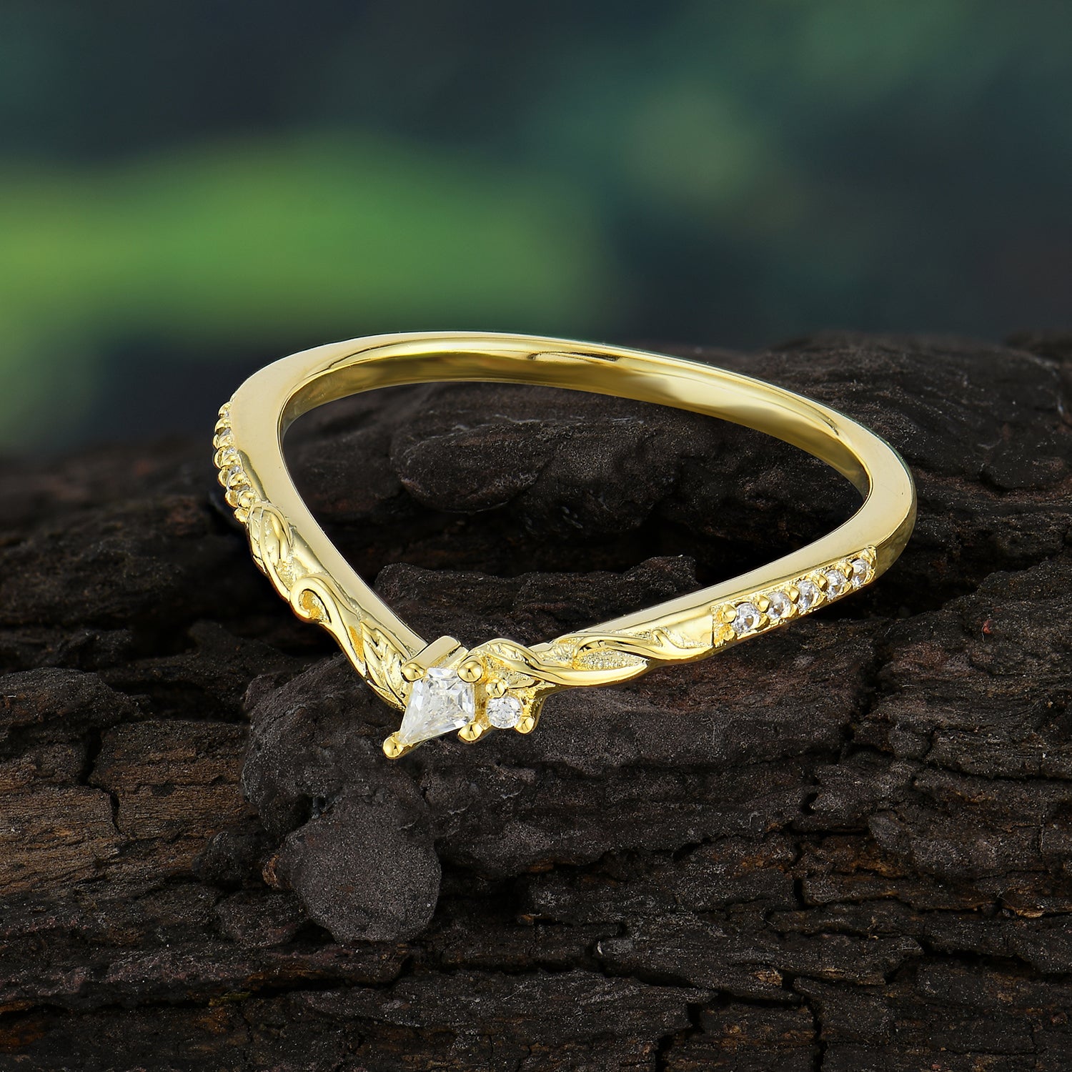 4 Prong Kite Cut Exquisite Minimalist Moissanite Engagement Ring