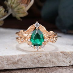Nature-Inspired 3-Prong Tear-Cut Emerald Engagement Ring Set