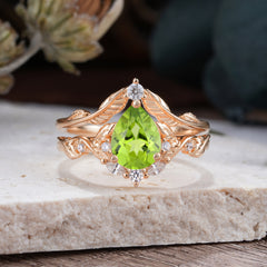 Nature-Inspired 3-Prong Tear-Cut Peridot Engagement Ring Set