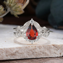 Nature-Inspired 3-Prong Tear-Cut Garnet Engagement Ring Set
