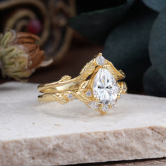 Nature-Inspired 3-Prong Tear-Cut Moissanite Engagement Ring Set
