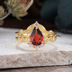 Nature-Inspired 3-Prong Tear-Cut Garnet Engagement Ring Set
