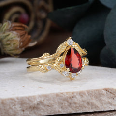 Nature-Inspired 3-Prong Tear-Cut Garnet Engagement Ring Set