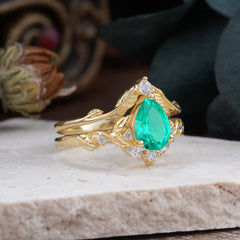 Nature-Inspired 3-Prong Tear-Cut Emerald Engagement Ring Set