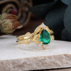 Nature-Inspired 3-Prong Tear-Cut Emerald Engagement Ring Set