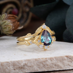 Nature-Inspired 3-Prong Tear-Cut Alexandrite Engagement Ring Set