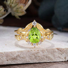 Nature-Inspired 3-Prong Tear-Cut Peridot Engagement Ring Set