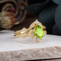 Nature-Inspired 3-Prong Tear-Cut Peridot Engagement Ring Set