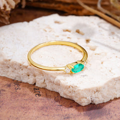 Round & Oval Cut Emerald Ring Timeless Three Stones Wedding Band
