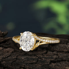 Luxury 4-Prong Oval Moissanite Engagement Ring