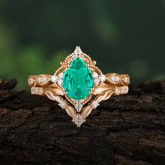 Luxury Vintage  Pear-Cut Emerald Engagement Ring