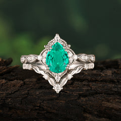 Luxury Vintage  Pear-Cut Emerald Engagement Ring