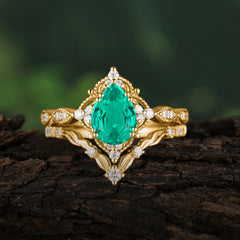 Luxury Vintage  Pear-Cut Emerald Engagement Ring