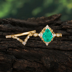 Luxury Vintage  Pear-Cut Emerald Engagement Ring