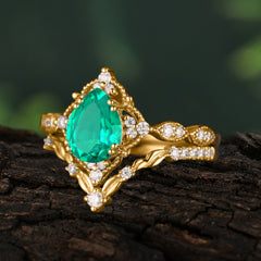 Luxury Vintage  Pear-Cut Emerald Engagement Ring