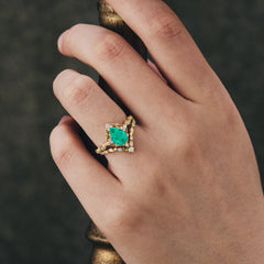 Luxury Vintage  Pear-Cut Emerald Engagement Ring