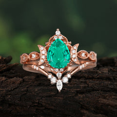 Elegant Pear-Cut Emerald Engagement Ring Set