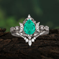 Elegant Pear-Cut Emerald Engagement Ring Set