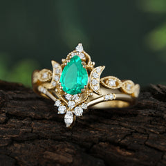 Elegant Pear-Cut Emerald Engagement Ring Set