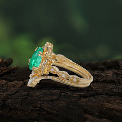 Elegant Pear-Cut Emerald Engagement Ring Set