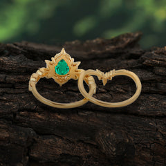 Elegant Pear-Cut Emerald Engagement Ring Set