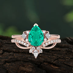 Fashion-Forward Luxury Pear-Cut Emerald Engagement Ring Set