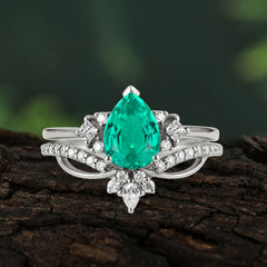 Fashion-Forward Luxury Pear-Cut Emerald Engagement Ring Set