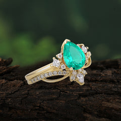 Fashion-Forward Luxury Pear-Cut Emerald Engagement Ring Set