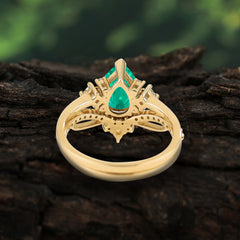 Fashion-Forward Luxury Pear-Cut Emerald Engagement Ring Set