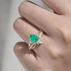 Fashion-Forward Luxury Pear-Cut Emerald Engagement Ring Set