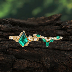 Luxury Nature-Inspired 4-Prong Kite-Cut Emerald Engagement Ring Set