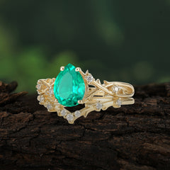 Nature-Inspired 4 prong Pear-Cut Emerald Ring Set