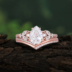 Luxurious Vintage-Inspired 4-Prong Tear-Cut Moissanite Engagement Ring Set