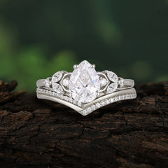 Luxurious Vintage-Inspired 4-Prong Tear-Cut Moissanite Engagement Ring Set