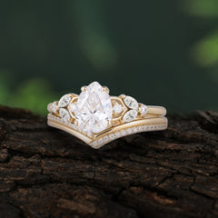 Luxurious Vintage-Inspired 4-Prong Tear-Cut Moissanite Engagement Ring Set