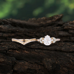 Luxurious Vintage-Inspired 4-Prong Tear-Cut Moissanite Engagement Ring Set