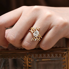 Delicate Leaf Embellished 4 - Prong Oval - Cut Moissanite Ring Sets