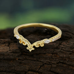 Exquisite Minimalist Moissanite Engagement Ring